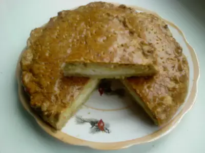 Простенький закусочный пирог с начинкой из плавленных сырков