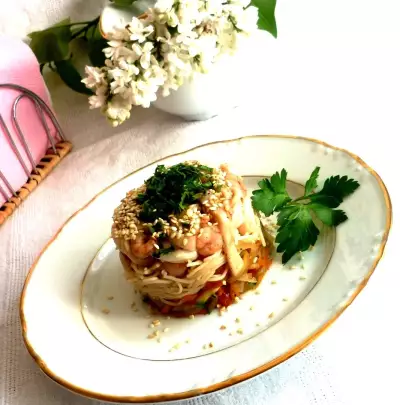 Салат с рисовой лапшой,морепродуктами и маринованными овощами