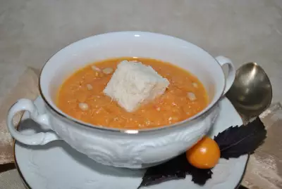 Томатный суп с физалисом кедровыми орешками и суфле из грана падано
