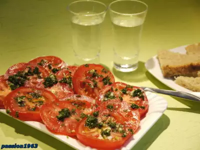 Экспресс-салат из малосольных помидоров