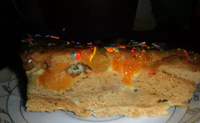 Торт из медового печенья с курагой без выпечки
