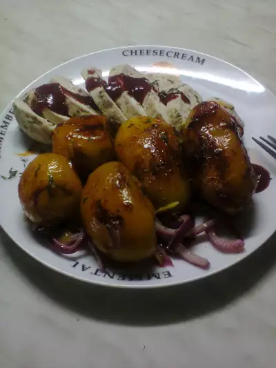 Пряная куриная грудка с вишневым соусом и карамельной картошкой