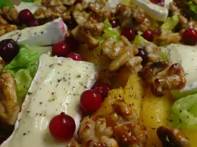 Салат из сыра камамбер,карамелизированных орехов и персиков под цитрусовым винегретoм