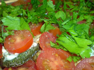 Слоёный салат из цельнозернового хлеба,жареного цуккини и помидорок