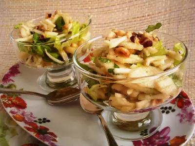 Сочный салат из груши с фундуком и сельдереем.
