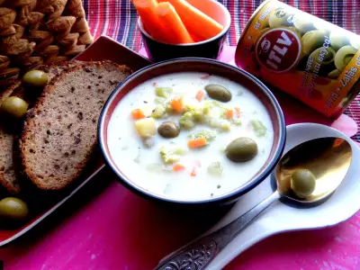Сырный суп с овощами и оливками