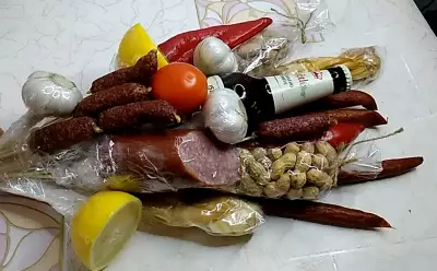 Съедобный мужской букет из колбасы в подарок на новый год