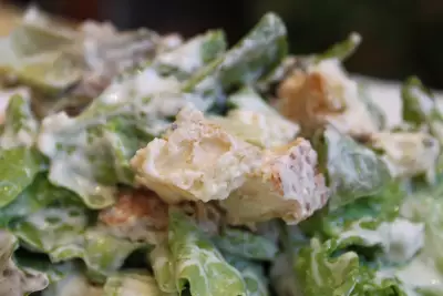 Зеленый салат с заправкой из голубого сыра