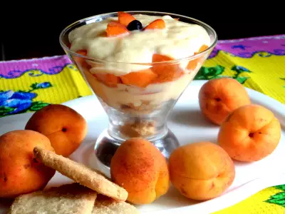 Десерт с абрикосами и яичным кремом