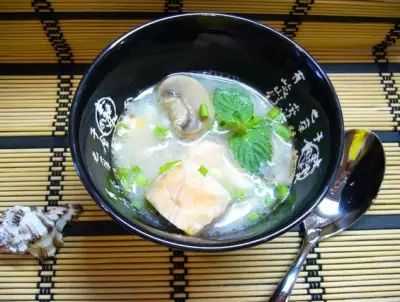 Кокосовый суп с лососем и шампиньонами