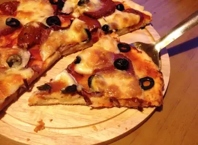 Пицца на творожном тесте с салями