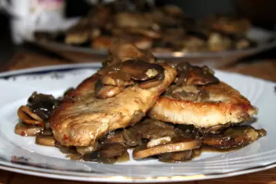 Стейки-минутки (свинина) в соусе из грибов и мадеры