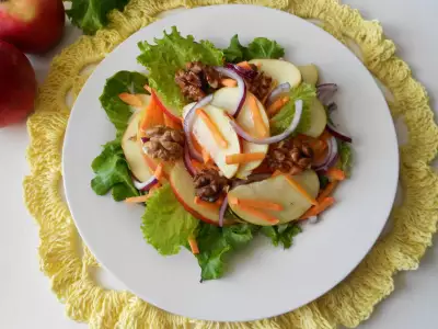Пестрый салат с морковью яблоком и грецкими орехами