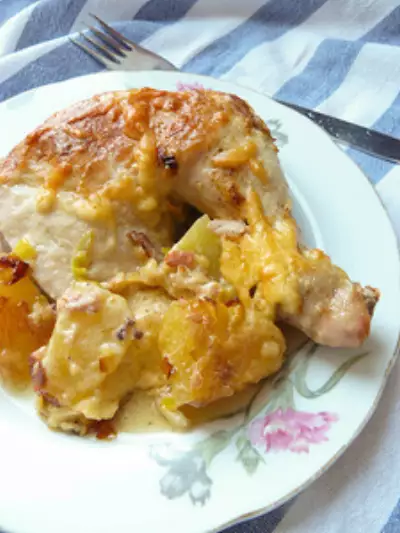 Цыпленок с пореем и беконом в сметанном соусе