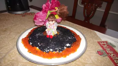 Блинный торт "русская красавица" с сёмгой, глазированный черной икрой