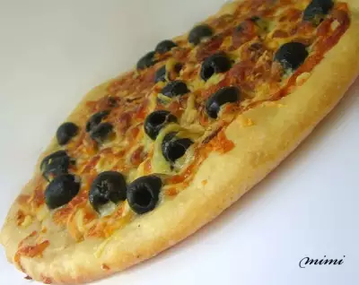 Пицца с карамелизованным луком,копченым сыром и маслинами