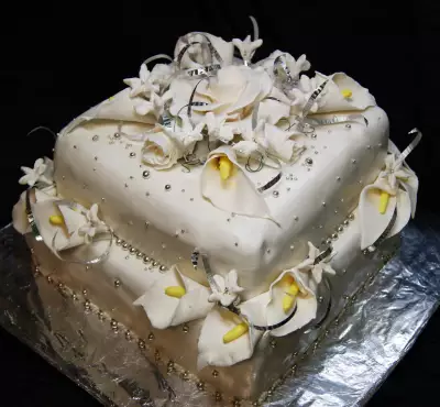 Торт с белыми цветами (двухярусный)