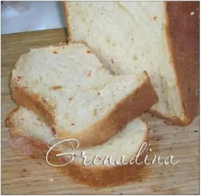 Сырный хлеб с луком и чили