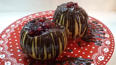 Яблоки фаршированные творогом с брусничным соусом darbo и шоколадом