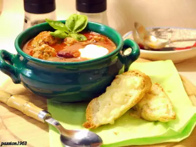 Средиземноморский томатный супчик с фасолью и фрикадельками