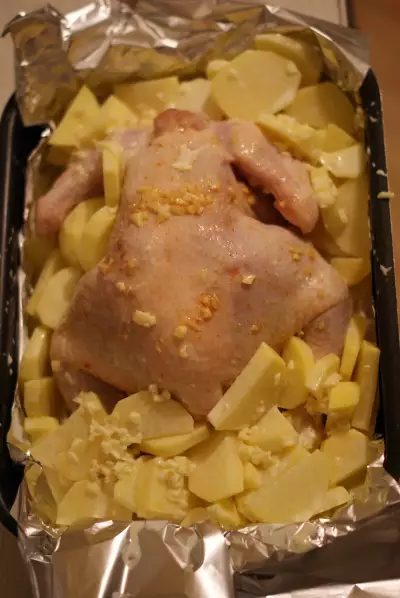 Курица, запеченная в духовке с картофолем