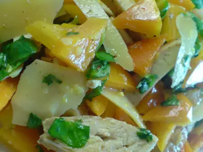 Салат из жареной курятины и жёлтого перца