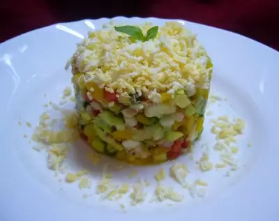 Салат с тунцом, авокадо и яйцом