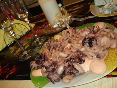 Закуска " морской коктейль под розовым соусом " фото