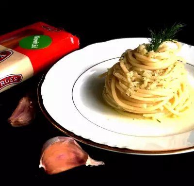 Спагетти с соусом из чеснока,оливкового масла и песто