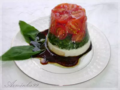 Салат из помидоров,базилика и козьего сыра