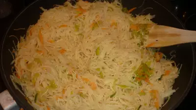 Лапша с овощами (fried noodled)