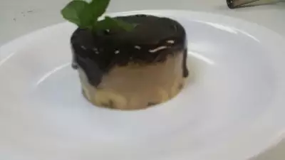 Шоколадный десерт с бананом