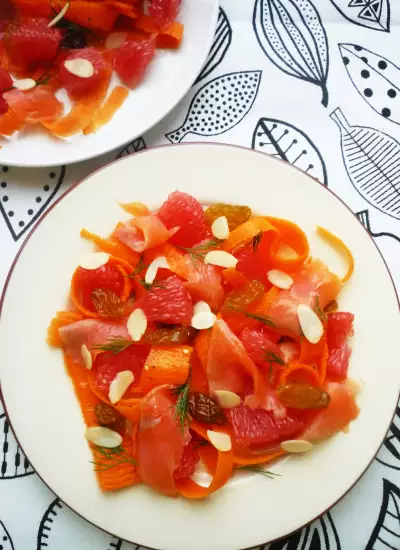 Салат с лососем морковью и грейпфрутом