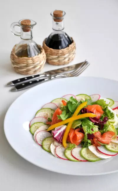 Салат карпаччо из молодых овощей с маринованным лососем