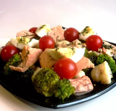 Теплый салат с брокколи цветной капустой и красной рыбой