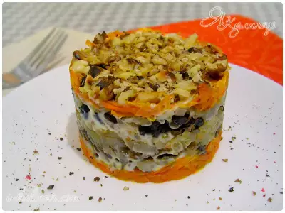 Слоеный салат с морковью, грибами, черносливом и орехами
