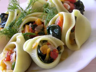 Лумакони с овощами и шпинатом