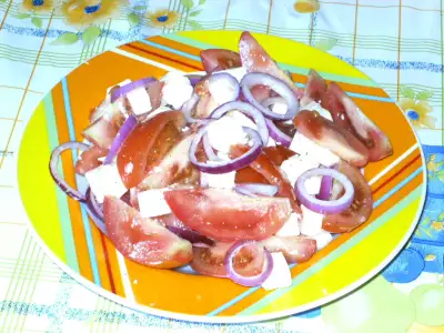 Красный салат с сыром фета.