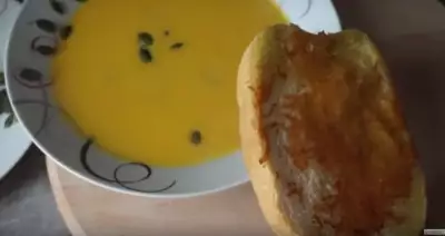 Тыквенный суп-пюре с сырными гренками