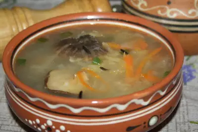 Сытный постный суп с кислой капустой, грибами и диким рисом