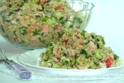 Салат с киноа овощами и пастромой из куриной грудки