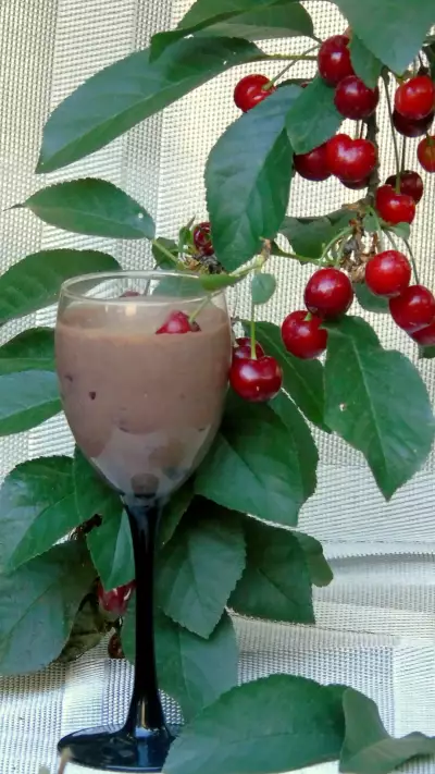Вишнево-молочный коктейль с какао