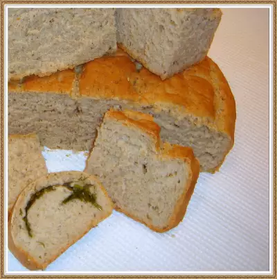 Хлеб ароматный с кунжутом и мини-хлеб  чесночный.