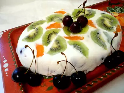 Легкий сметанный десерт с шоколадным бисквитом, киви, черешней и абрикосами.  для светочки ( sweta1)
