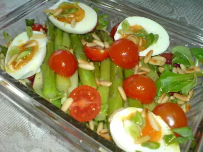 Салат из зелёной спаржи помидорок и яиц