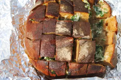 Пикничный хлеб с сыром зеленью и чесноком