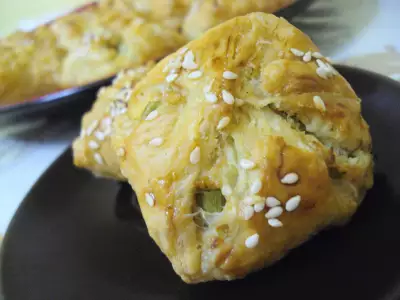 Слоеные пирожки с зеленым луком и сыром