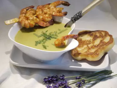 Суп-пюре из стручковой фасоли и сельдерея с креветками