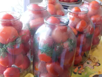 Консервированные томаты с листьями моркови