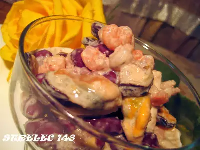 Салат с морепродуктами, фасолью и икрой мойвы. фото